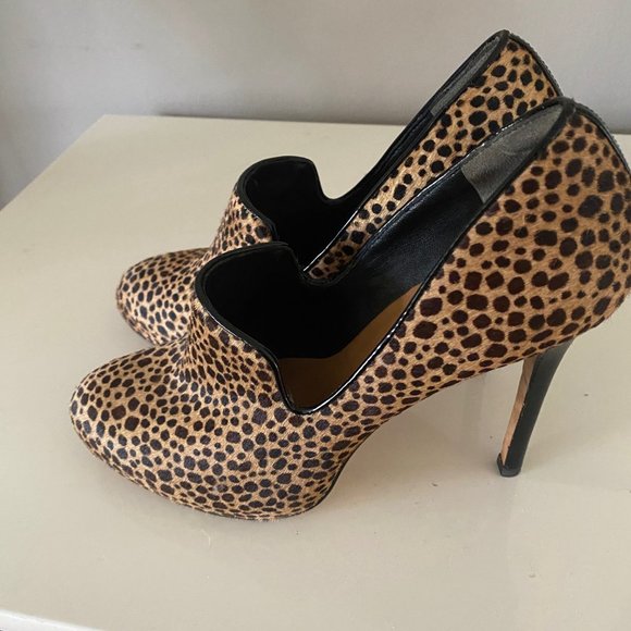 ANN TAYLOR LEANDRA PRINTED CALF HAIR PLATFORM SHOOTIES  SZ 7 - Picture 1 of 5